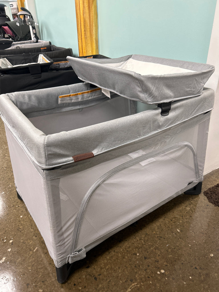 *Liquidación* Uppa Baby Playard Remi Grey & changing station