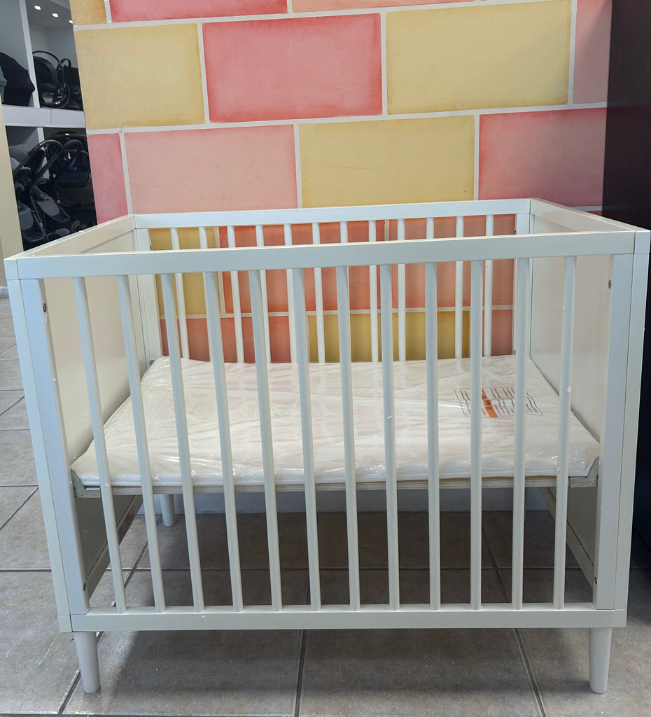 *Liquidación* Lucas Mini Crib White - Mattress included